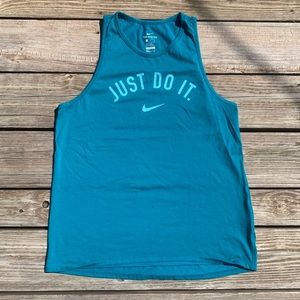 Nike women’s athletic cut muscle tee/tank, size M